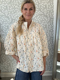 Load image into Gallery viewer, Flowershirt