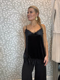 Load image into Gallery viewer, Velvet top Black