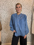 Load image into Gallery viewer, Lila Denimshirt Blue