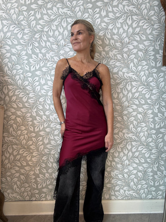Lace dress bordeaux
