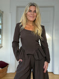 Load image into Gallery viewer, Sæt af bluse og buks brun
