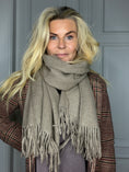 Load image into Gallery viewer, Cashmere Scarf latte
