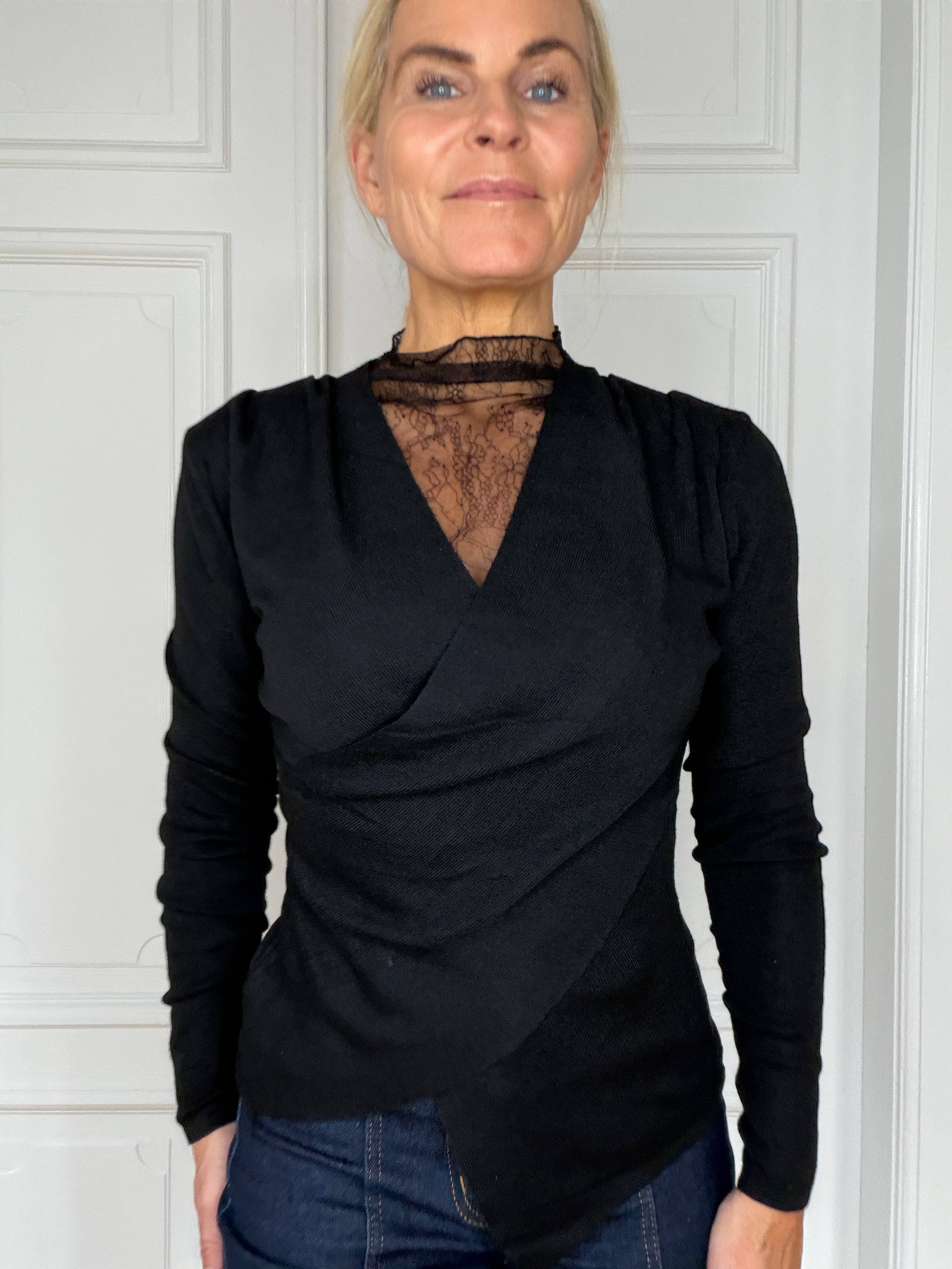 Lace pullover Black