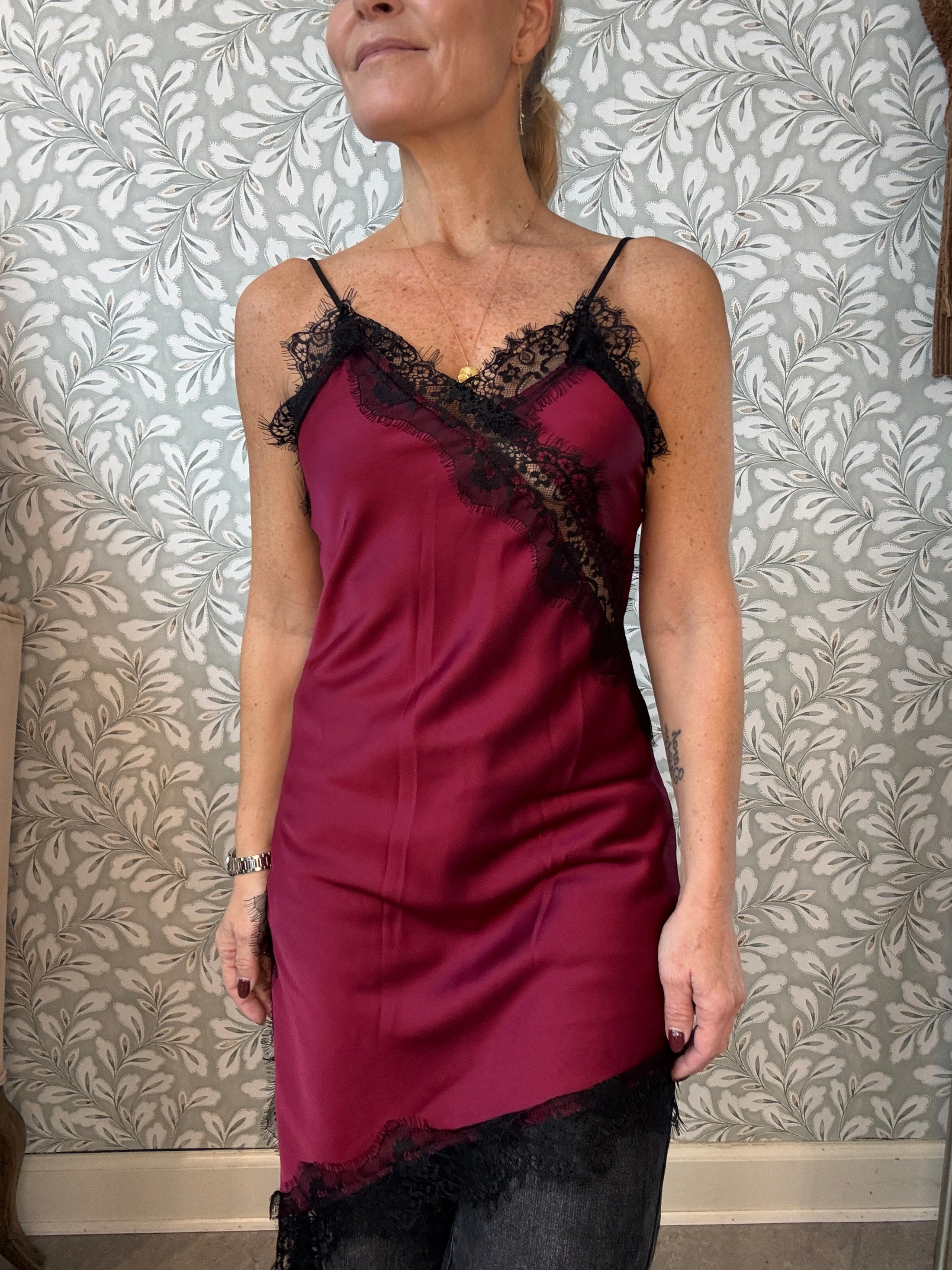 Lace dress bordeaux