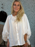 Load image into Gallery viewer, Vilda Shirt White
