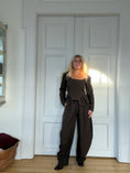 Load image into Gallery viewer, Sæt af bluse og buks brun
