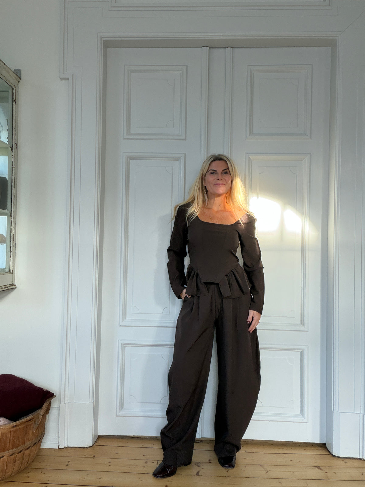 Sæt af bluse og buks brun