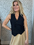 Load image into Gallery viewer, Dea vest Black
