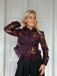 Load image into Gallery viewer, Kate Blouse plum
