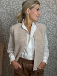 Load image into Gallery viewer, Knit vest beige/offwhite
