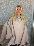 Load image into Gallery viewer, Poncho beige
