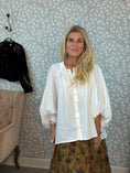 Load image into Gallery viewer, Vilda Shirt White
