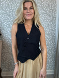 Load image into Gallery viewer, Dea vest Black
