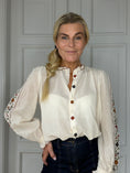 Load image into Gallery viewer, Osy Shirt creme
