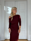 Load image into Gallery viewer, Loriane dress plum
