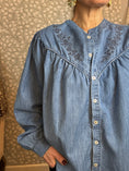 Load image into Gallery viewer, Lila Denimshirt Blue
