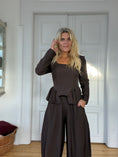 Load image into Gallery viewer, Sæt af bluse og buks brun
