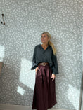 Load image into Gallery viewer, Skirt with belt bordeaux

