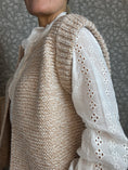 Load image into Gallery viewer, Knit vest beige/offwhite

