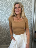 Load image into Gallery viewer, Lea Blouse Camel
