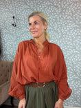 Load image into Gallery viewer, Boho Shirt rust
