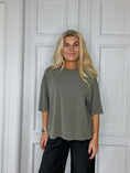 Load image into Gallery viewer, Paula t-shirt Dusty green
