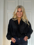 Load image into Gallery viewer, Sissel Shirt Black
