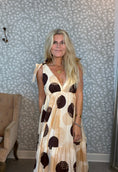 Load image into Gallery viewer, Sila dress Brown
