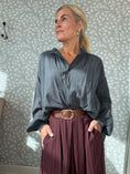 Load image into Gallery viewer, Skirt with belt bordeaux
