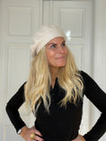 Load image into Gallery viewer, Cashmere Barret Offwhite

